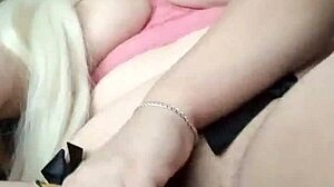 Jonge amateurvrouw masturbeert met banaan in zelfgemaakte video