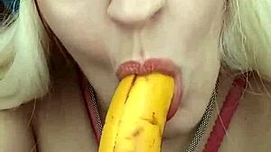 Млада жена аматер ужива у банани у домаћем видеу