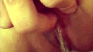 En rakad piss provsmakning händelse med en video för att dela och konsumera urin