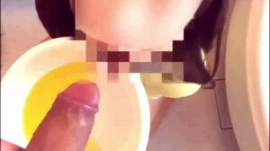 En rakad piss provsmakning händelse med en video för att dela och konsumera urin