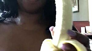 Pompino e soffocamento con una banana in un video HD