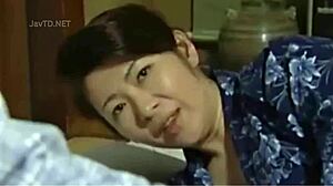 Aantrekkelijke Japanse stiefmoeder maakt een zet