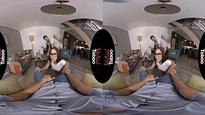 Ung gutt er leketøyet mitt: hardcore VR-sex med blowjob