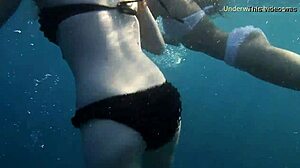 Mulheres eslovenas desfrutam de natação e banhos de sol em Tenerife
