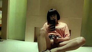 Crossdressing sissys in solitaria: una scena di masturbazione di una calda ladyboys asiatica