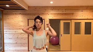 Sladka inštruktorica joge iz Japonske