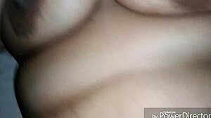 Lengkungan montok Sandra dan puting sensual dalam gerakan perlahan