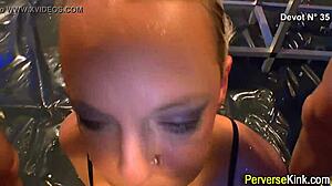 Gouden douche en sperma eten in HD video